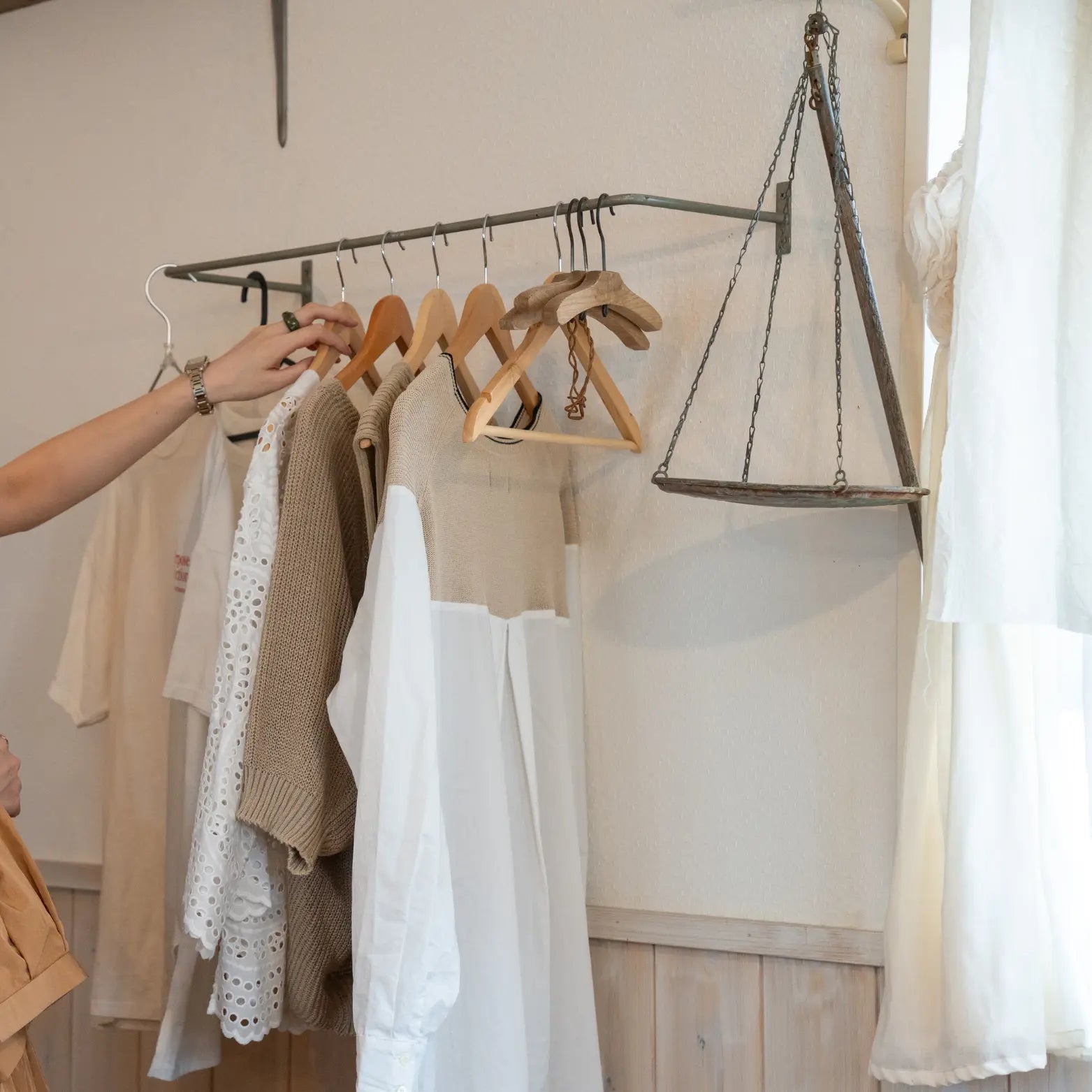 顔合わせの服装はワンピースで決まり!選び方のポイントとおすすめコーデ