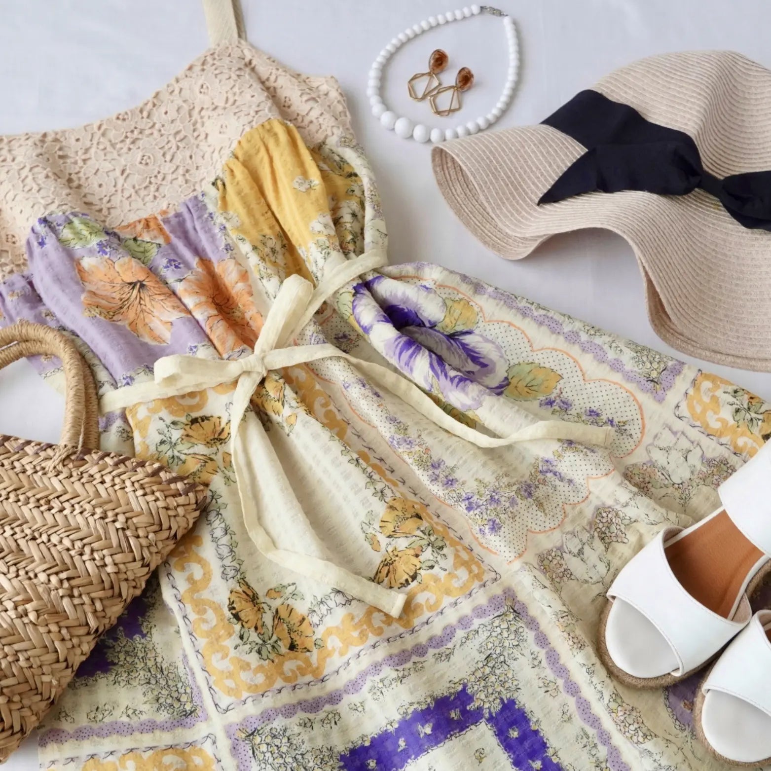 40代の方のワンピース選びの様子のイメージ