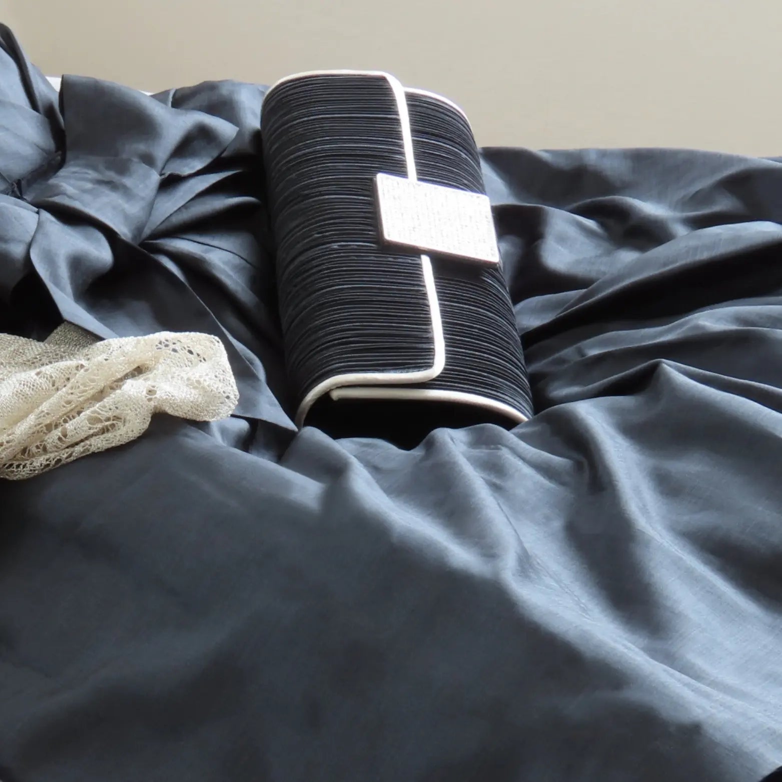 50代がワンピース選ぶ様子のイメージ