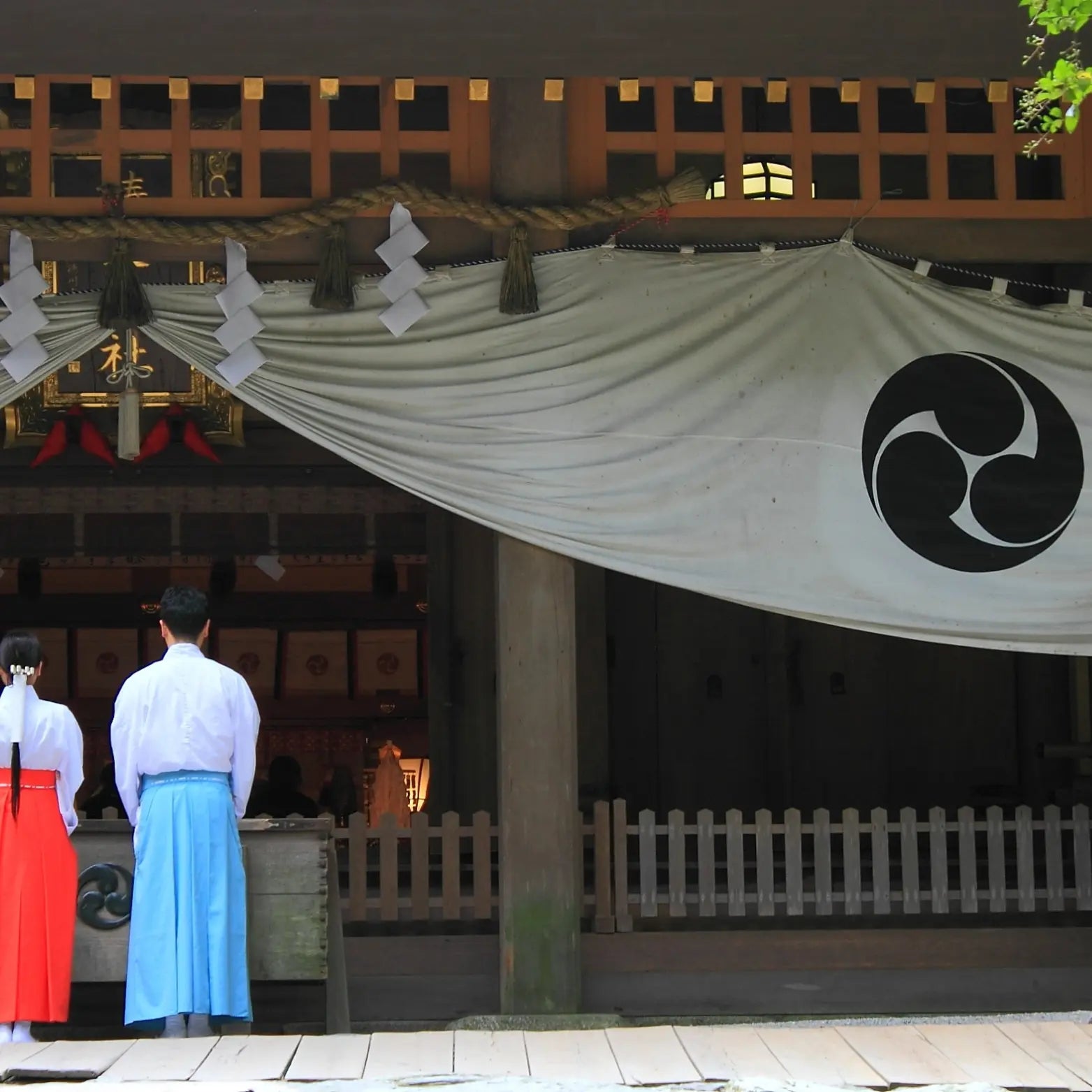 お宮参りで母親が着る服装は?基本マナーから季節別コーデまで紹介