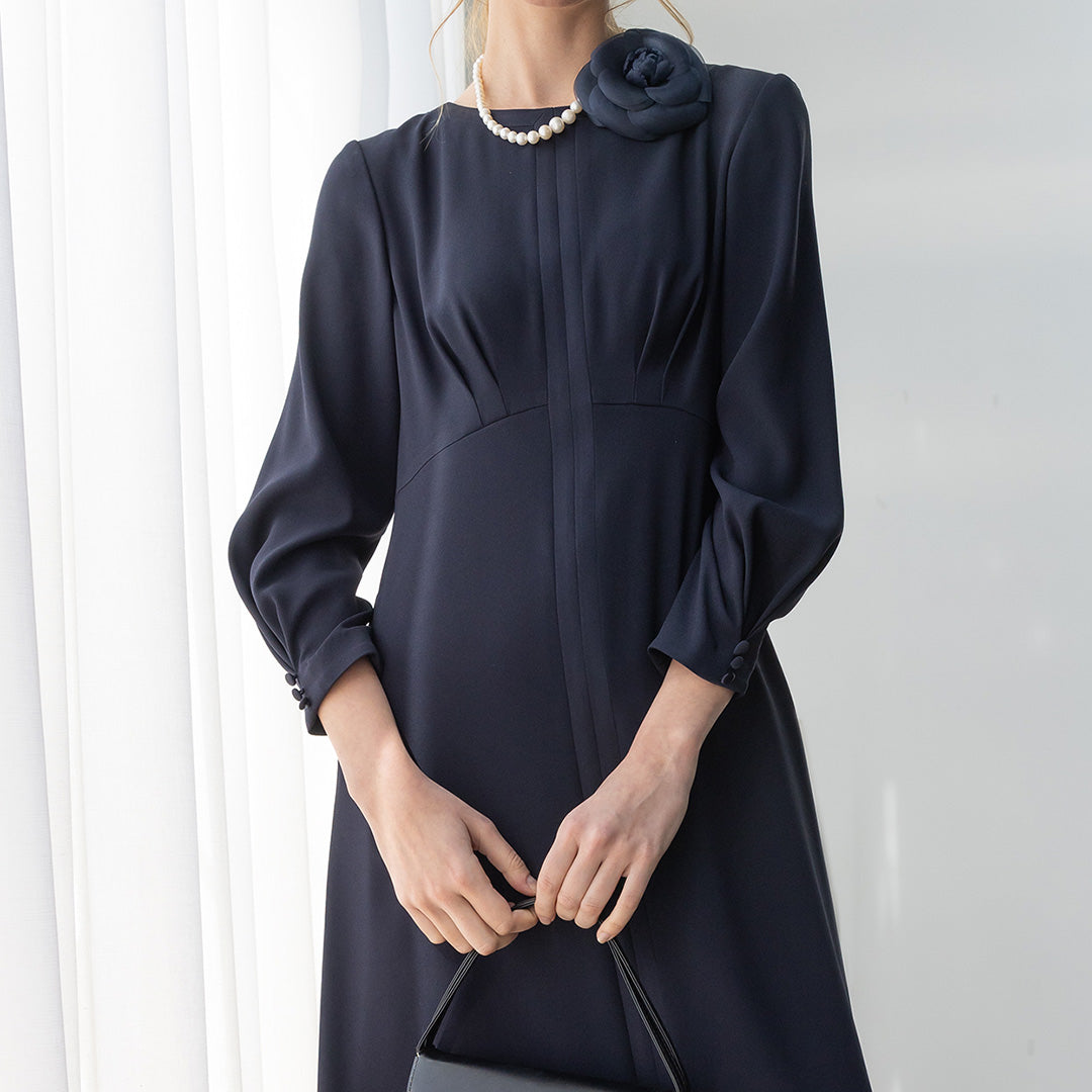 卒業式・卒園式で着飾るワンピースをイメージした画像。白いアクセントとアクセサリー、フォーマルな靴が写っている