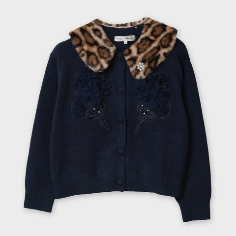 胸元刺しゅう入りアニマルファー襟ニットカーディガン