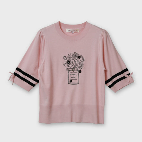 胸元バラ刺しゅう入りの半袖セーター